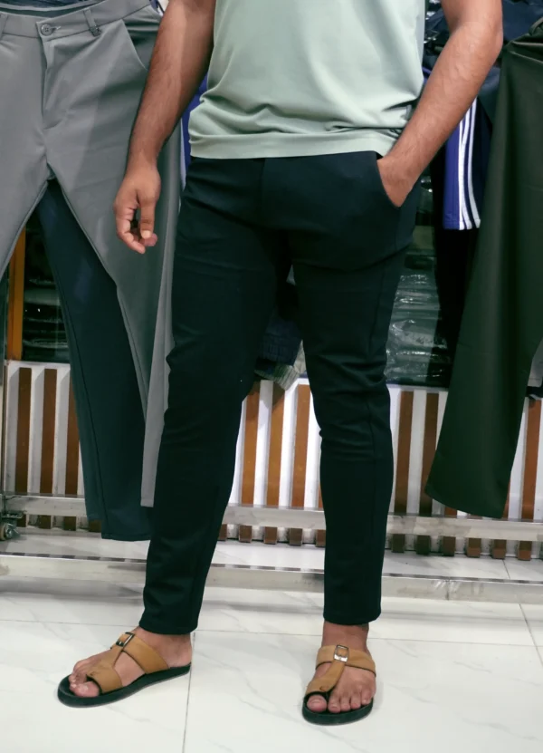 কালো ফরমাল প্যান্ট।